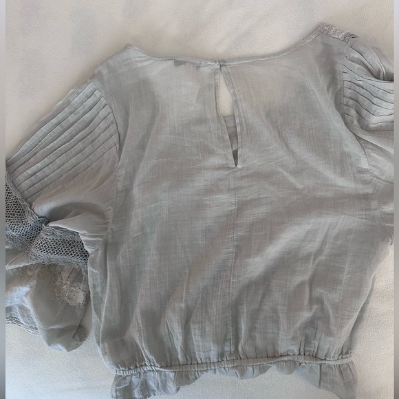 NWT | American Eagle Outfitters Light Gray Embroidered V-Neck Peasant Top - Picture 4 of 5